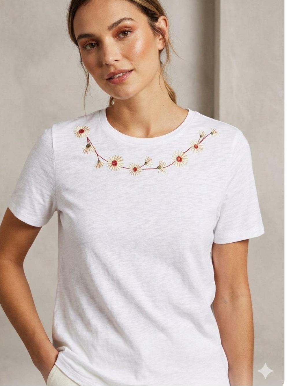 👗Ted Baker White Embroidered Daisy Crewneck Tee